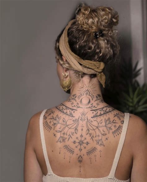 Tattoo schiena donna: 30 idee di tatuaggi femminili e。